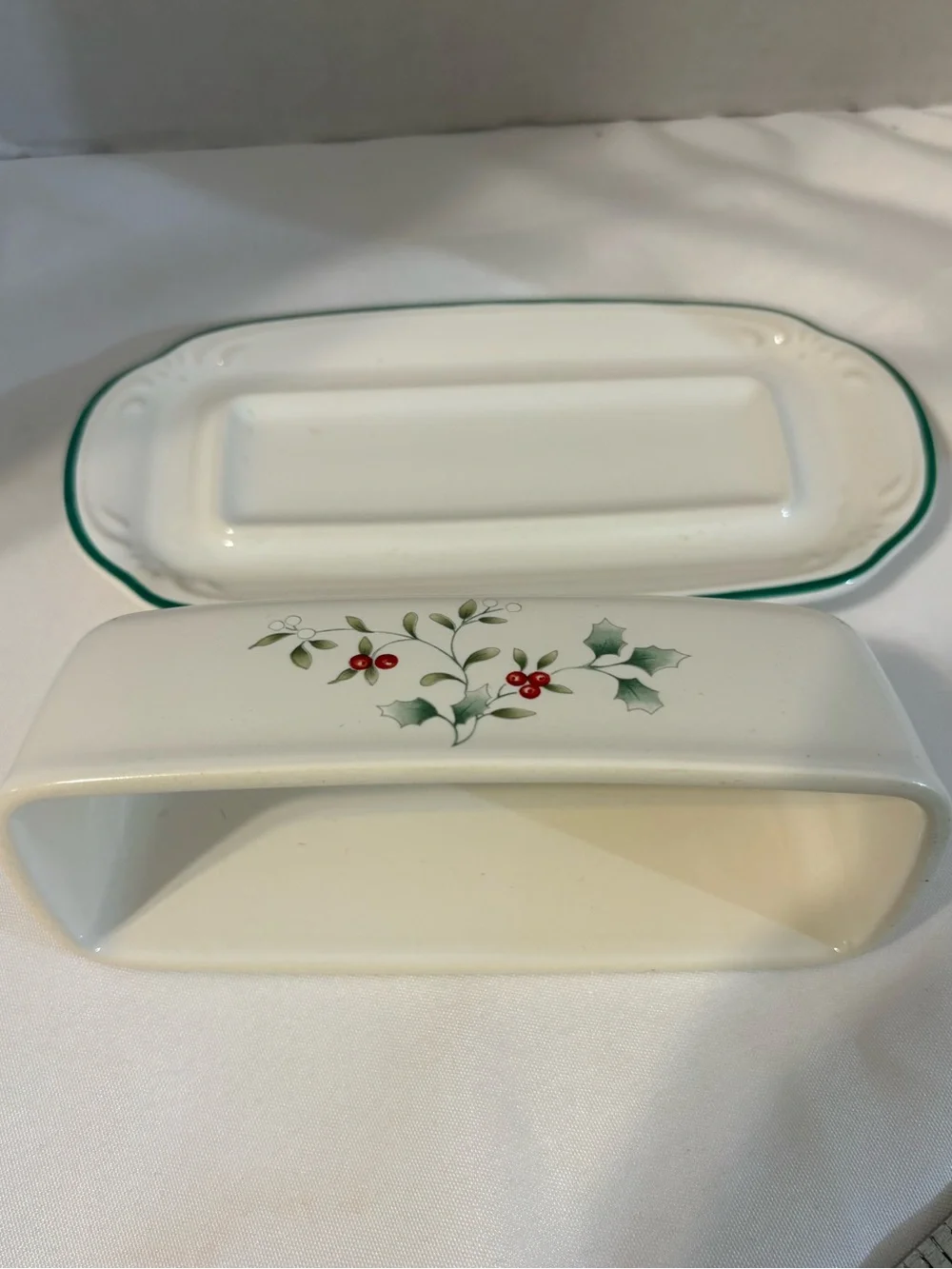 Pfaltzgraff Winterberry covered butter dish classic holly berry White with Green